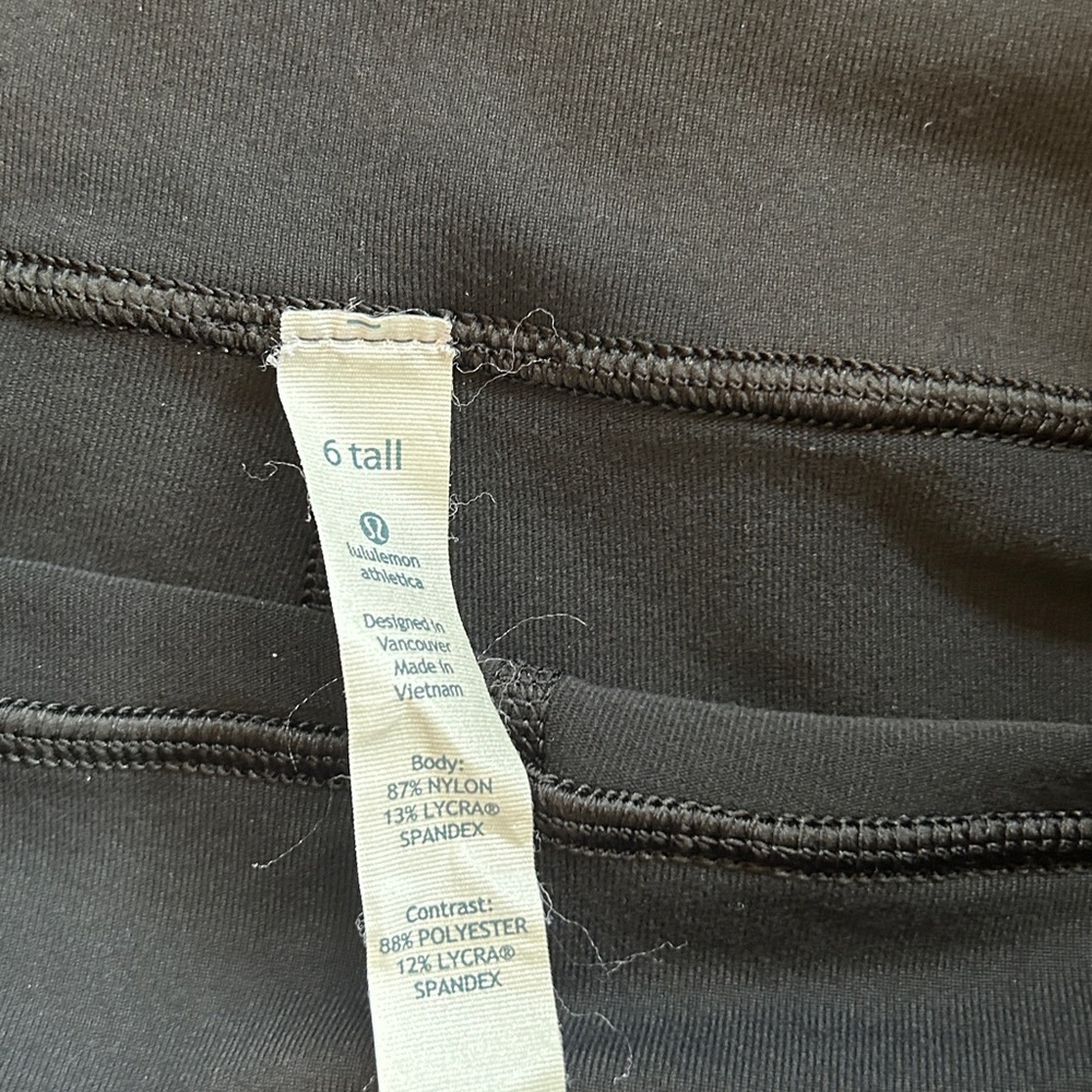 Lululemon Reverse Groove Short - Picture 2 of 4